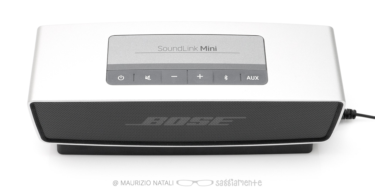 bose-soundlink-mini-top-on-base
