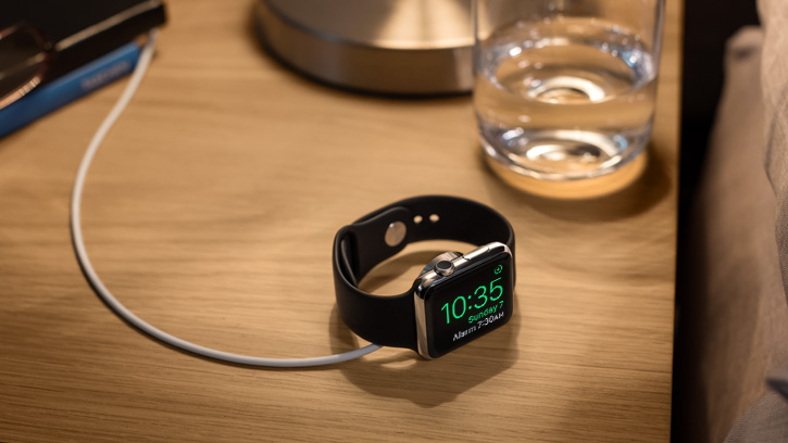 Con l'Apple Watch in modalità Notte lo schermo si attiva con una bussata  sul comodino