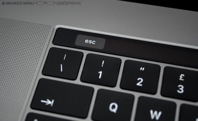 macbookpro15-touchbar-colore-tasti