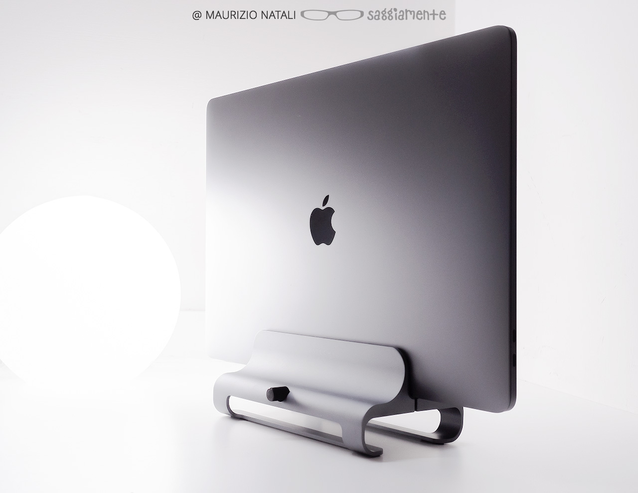 AsSaggio: supporto verticale Satechi per MacBook e MacBook Pro